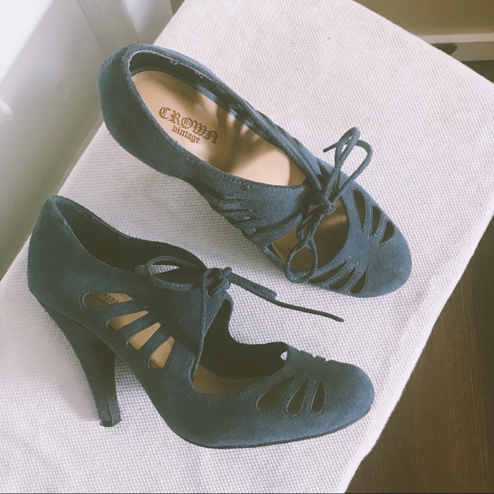 Sky blue suede cutout pumps by Crown Vintage
